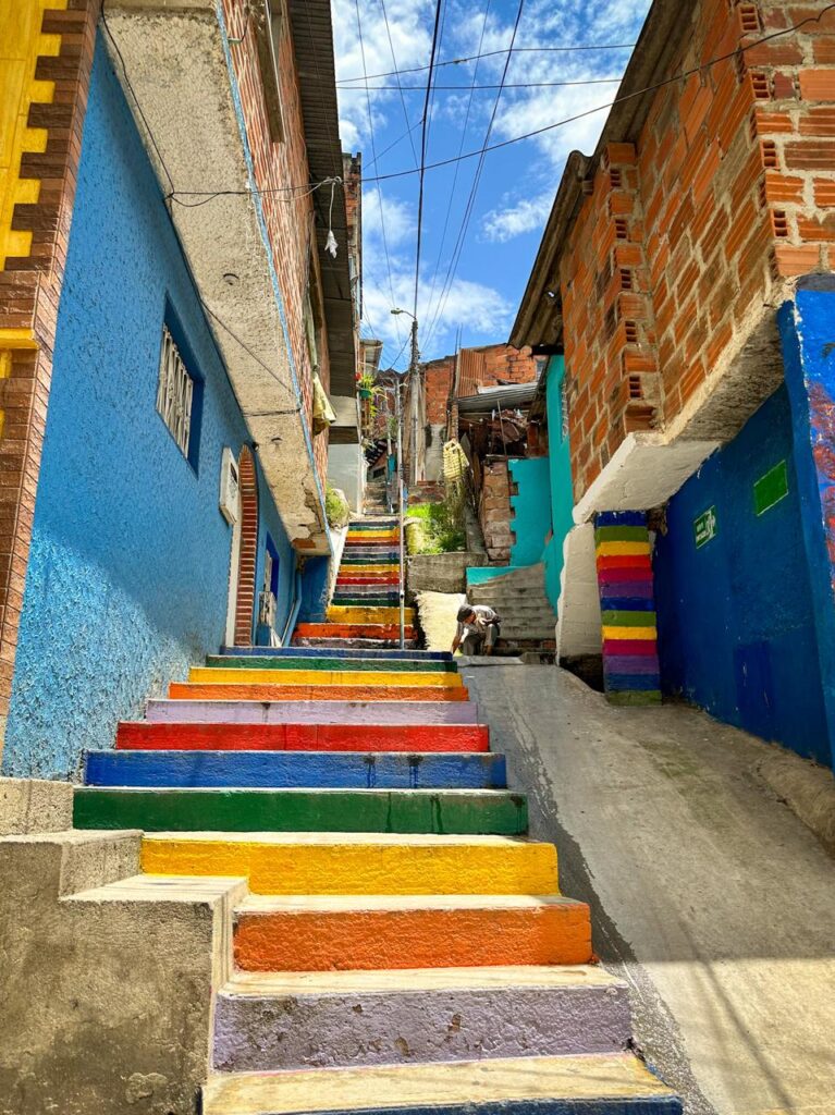 Escaleras coloridas en barrio de Morrorico