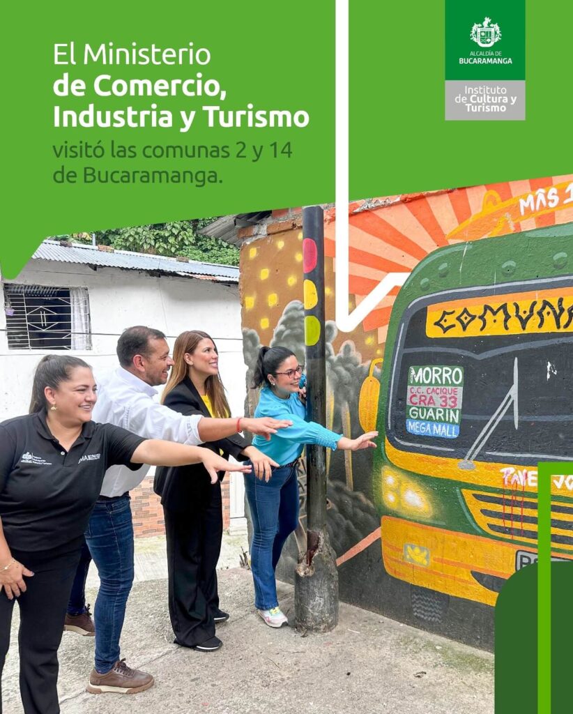 Personas interactúan con mural de bus urbano en la Comuna 14