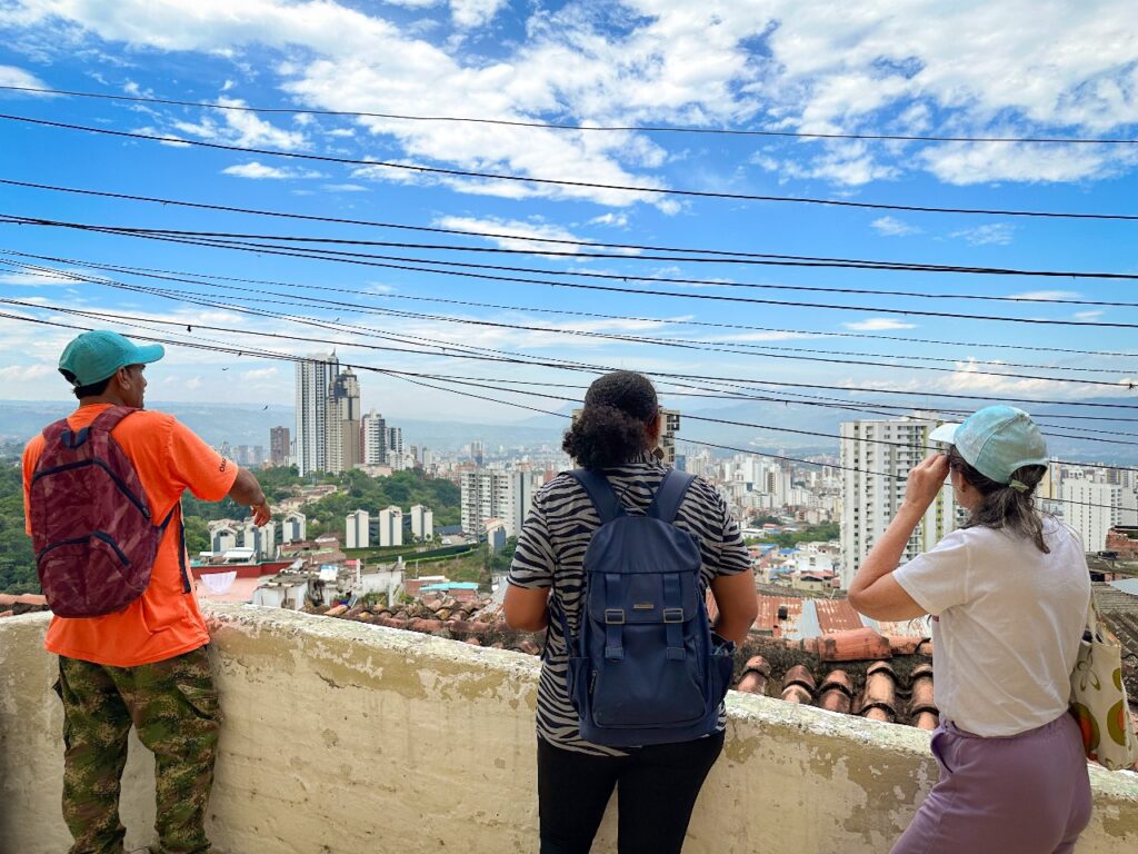 Personas observan la ciudad desde un mirador urbano en Morrorico Bucaramanga