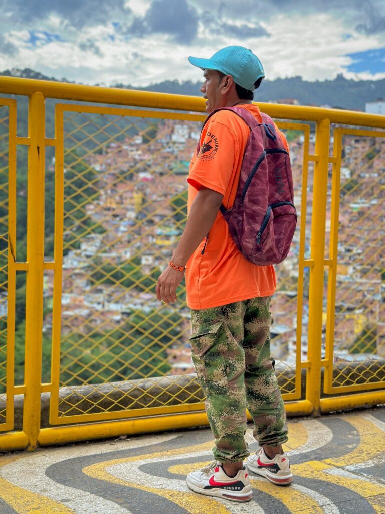 Guía turístico observa la ciudad desde un mirador barrial